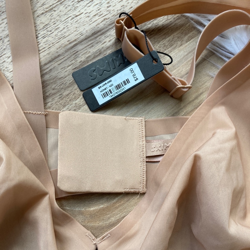 Skims Naked Underwire Plunge Bra in Honey 42D - Picture 6 of 8